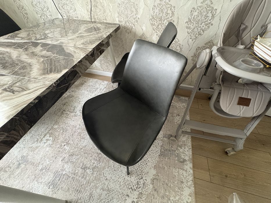 Продается кухонный стол 4 стуля