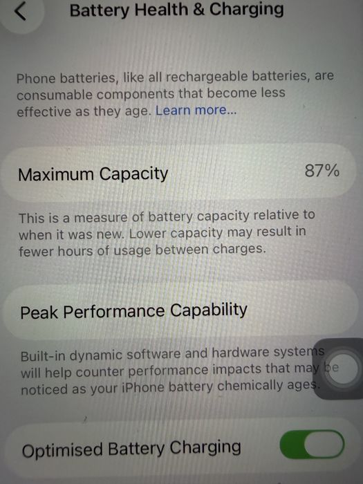 Apple iPhone SE 3 2022 256 GB червен, кутия и кабел