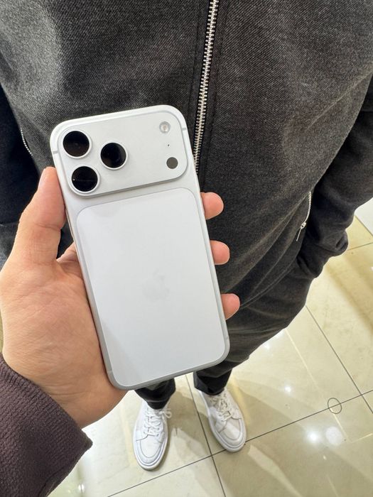 IPhone 17 pro max white