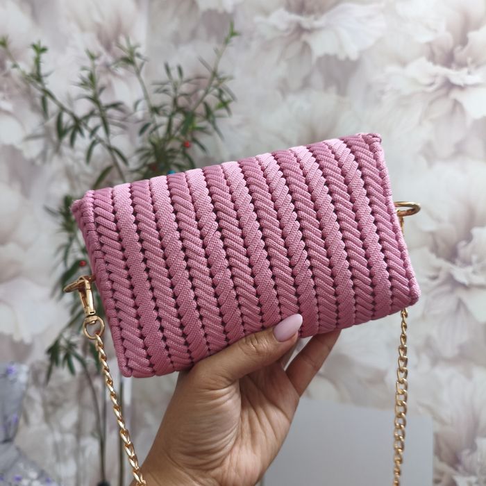 Выполнена ручной работой сумка