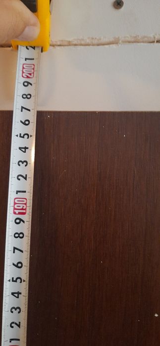 Продава се входна дървена врата 49 лев.