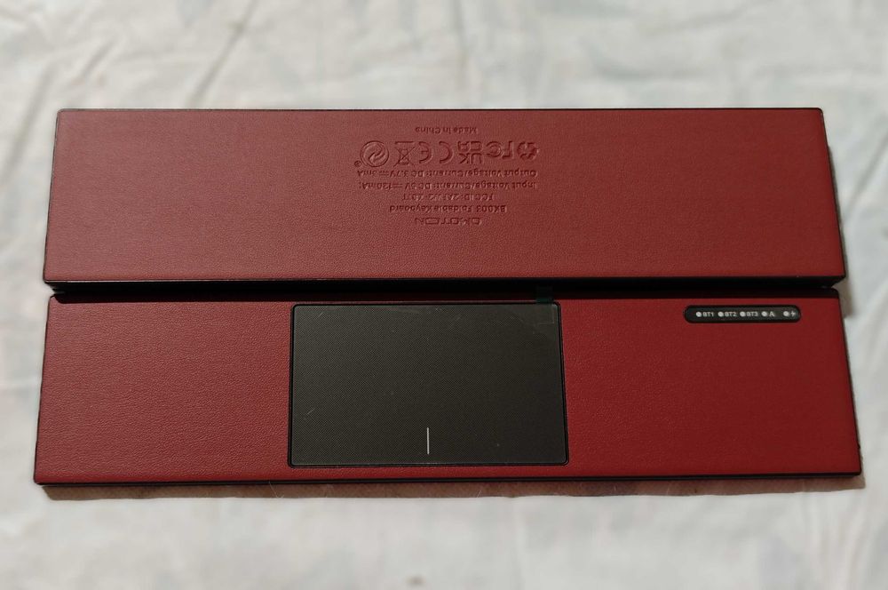 Луксозна сгъваема Bluetooth клавиатура OMOTON с тъчпад. QWERTZ layout