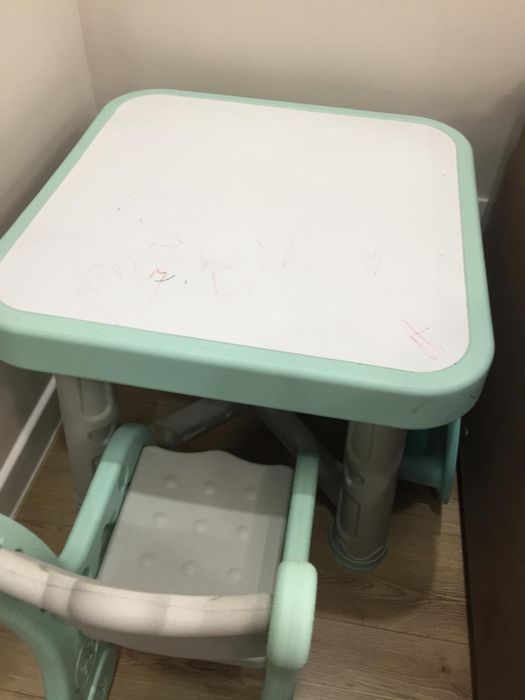 Детский стол и стулья