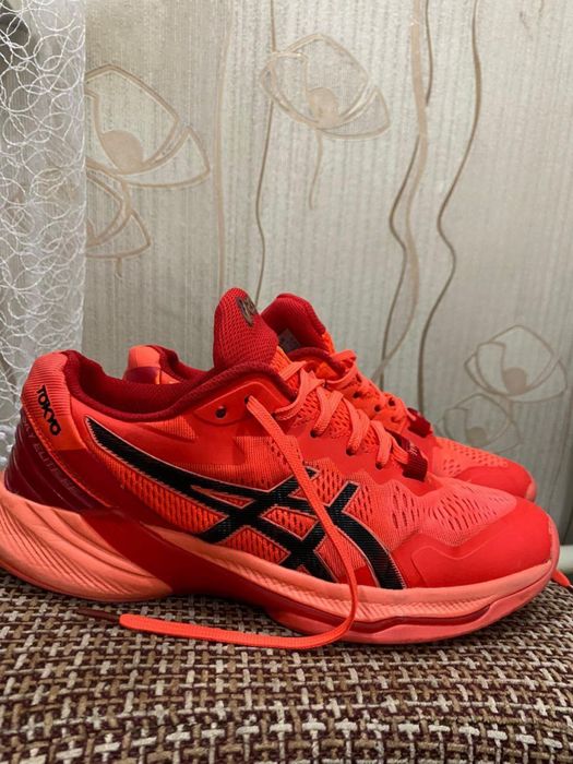 Продам кроссы для волейбола