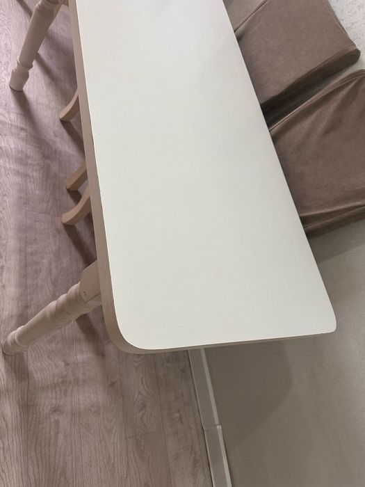 Кухней стол белый