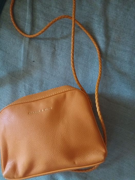 Симпатични чанти в търсене на нов дом