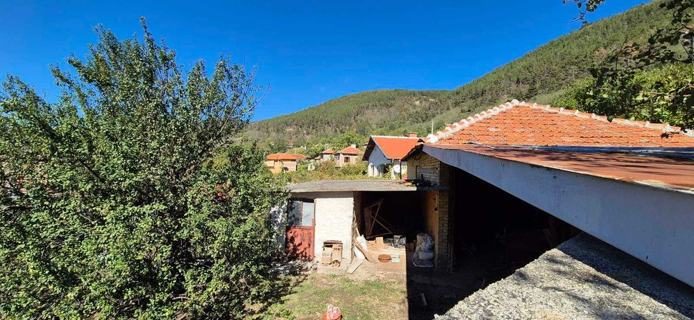 Къща с двор в село Горно Изворово