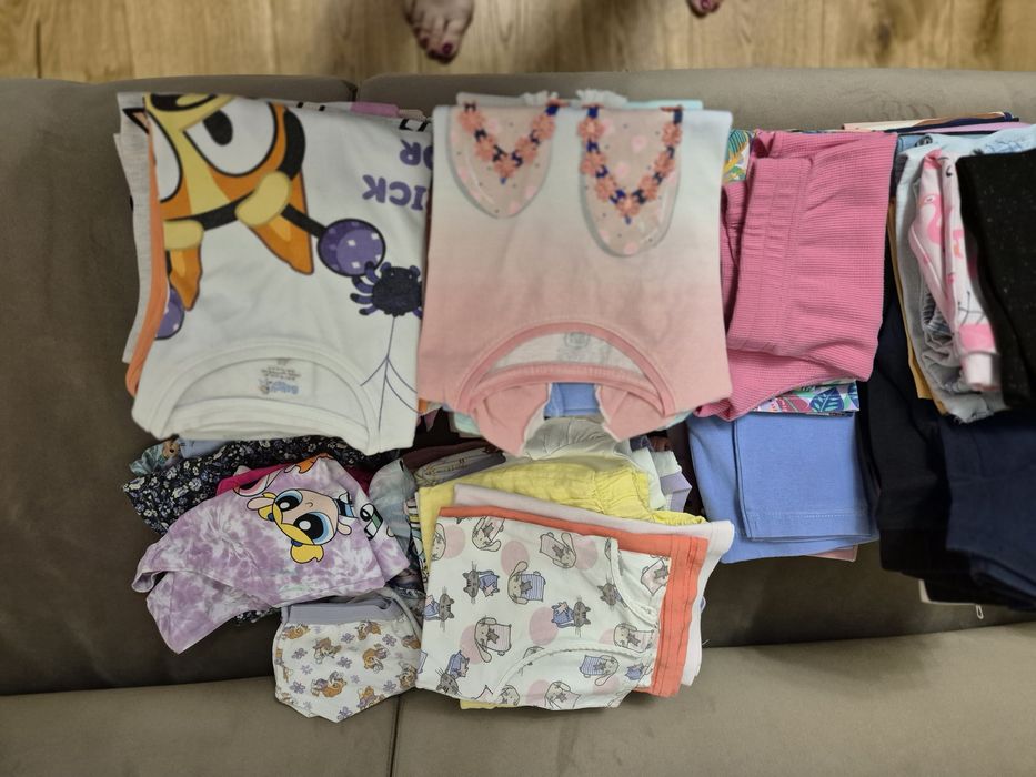 Hainute fetita marimea 122, 128 si 134