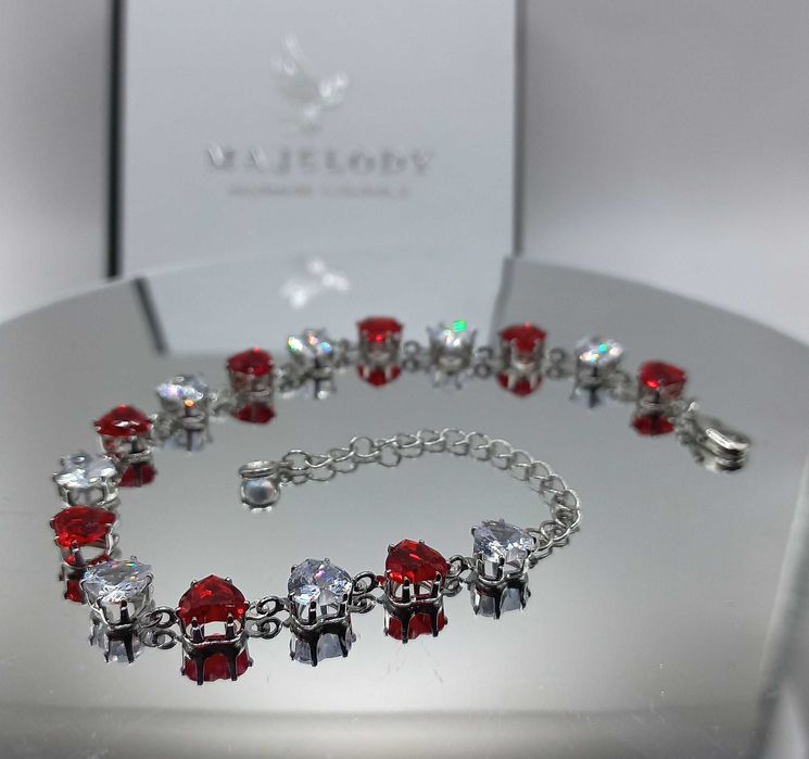 Луксозна гривна мартеничка с кристални сърца подарък за 8 март