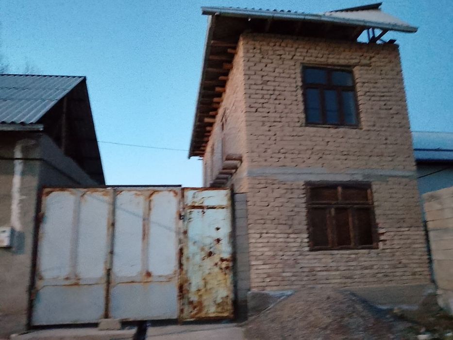 Yangiyoʻl tumanida joylashgan ezoz kfesi yonida zarilga sotilayabdi