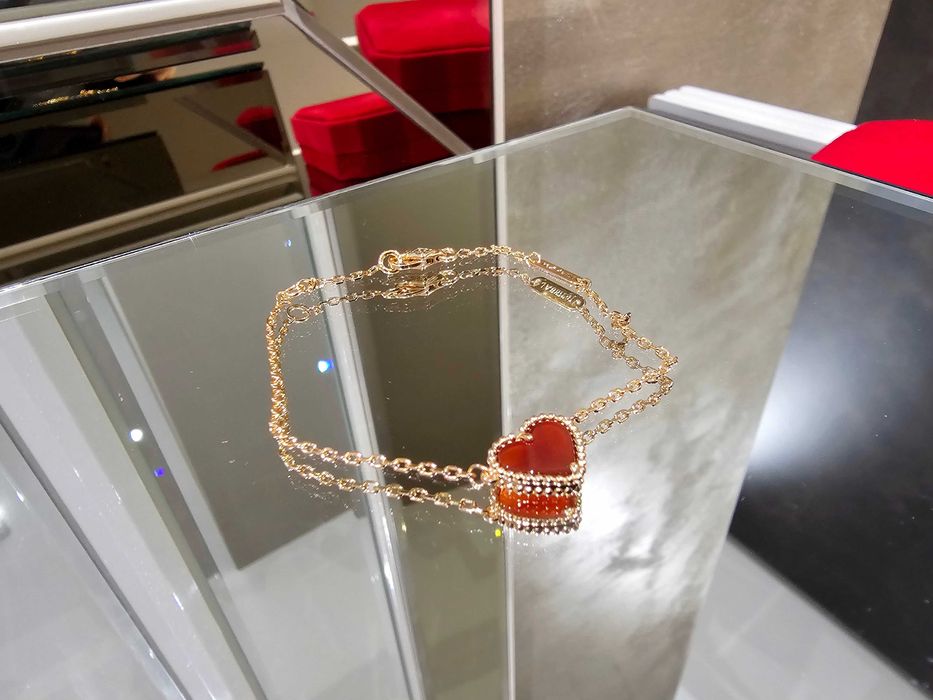 Van Cleef & Arpels VCA Rose Sweet Alhambra Red Heart Дамска Гривна