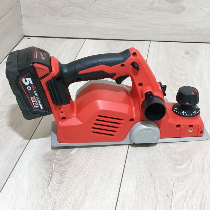 Rindea lemn  pe acumulator Milwaukee M18 BP