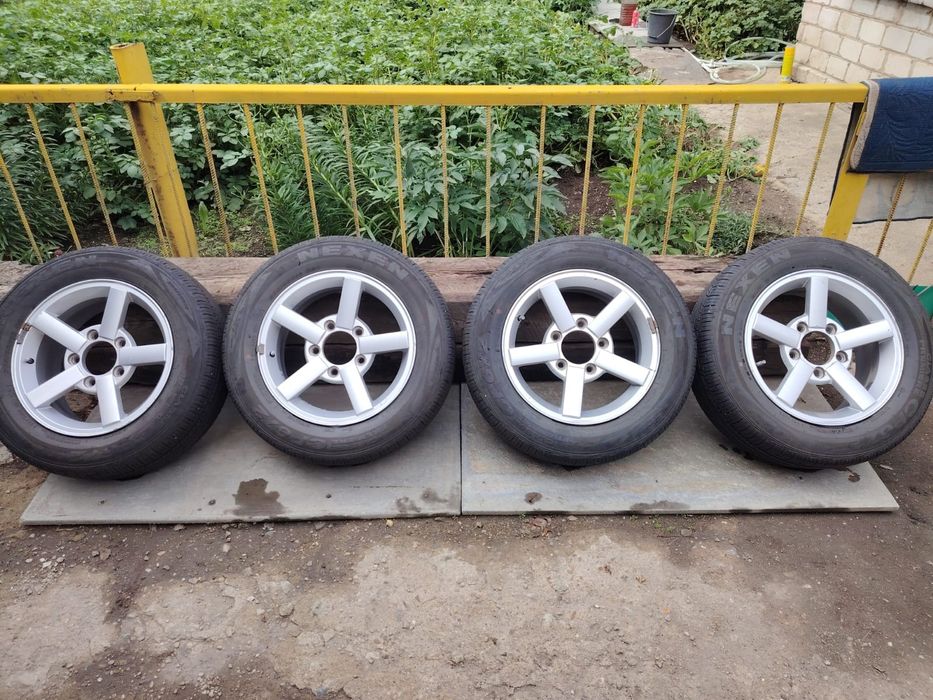 Продам комплект резины с дисками на Ниву  205/65/16 б/у  один сезон.