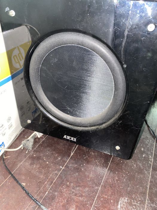Boxe Akai si Samsung TV subtire