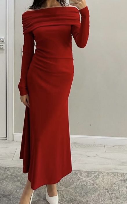 Платье с открытыми плечами