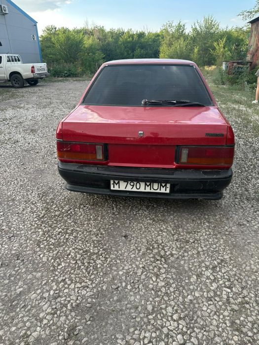 Машина Mazda 323