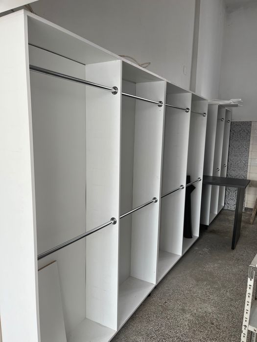 Пълно търговско оборудване за магазин – витрини, стелажи и щендери