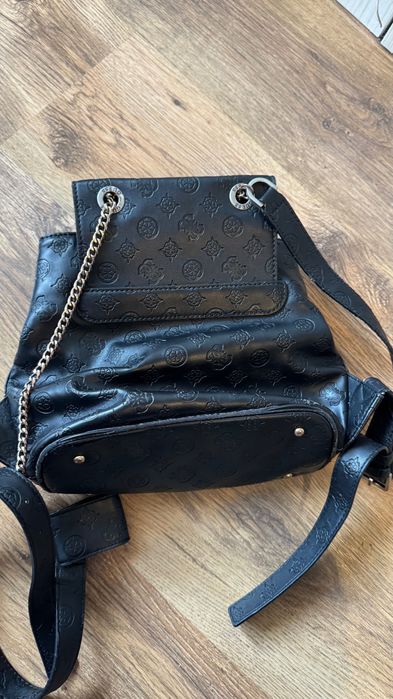Раница guess черна