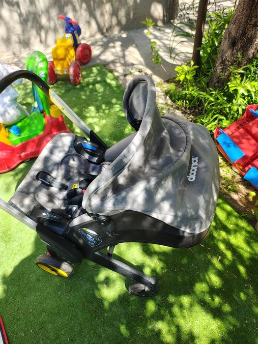 Cărucior Donna cu baza isofix, husa de ploaie, protecție bancheta și geantă specială pentru cărucior.