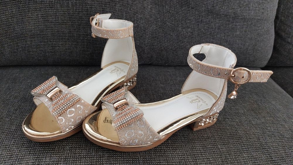 Vând sandale fetiță