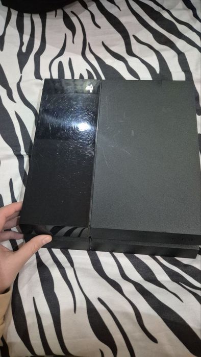 Игровой приставка playstation 4