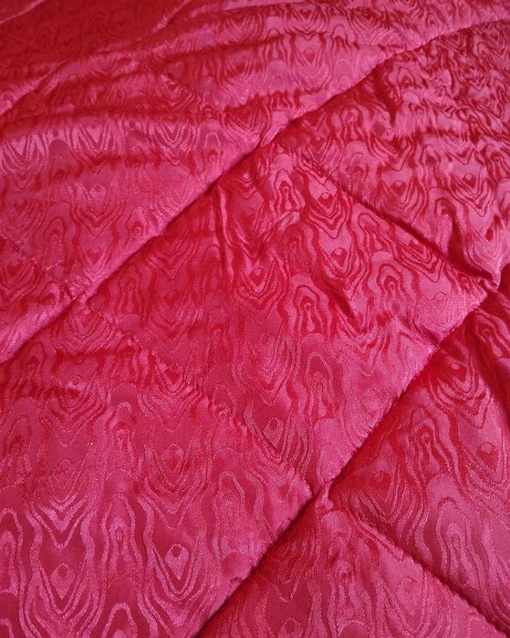 Продавам чисто нова,зимна,двулицева,капитонирана завивка.