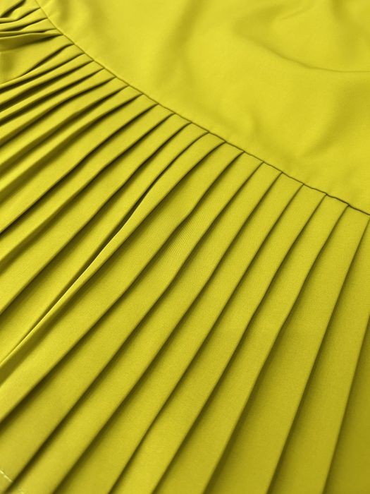 Платье с плиссировкой по низу