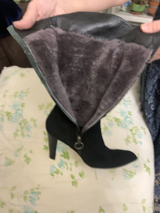 Зимние темные сапоги