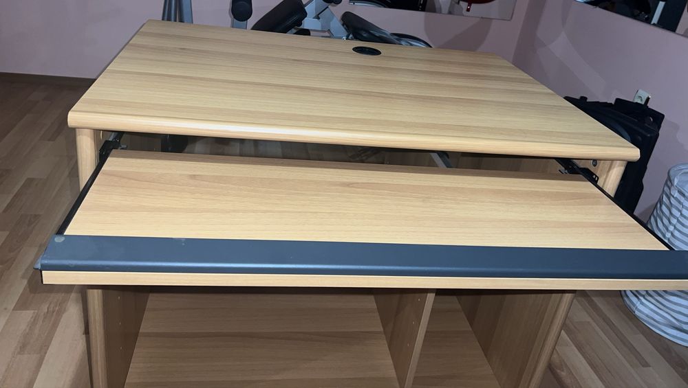 Компютърно бюро на колелца със стойка за клавиатура – светъл дъб