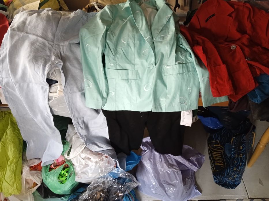 Спешно.Продавам нови дамски дрехи.