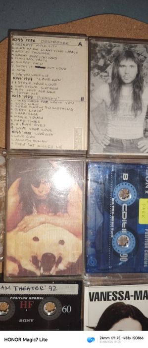 Стари касети с метъл и денс музика