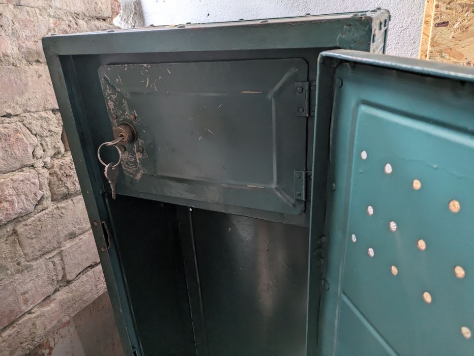 Dulap metalic pentru armă de vânătoare și muniție, cu compartiment separat