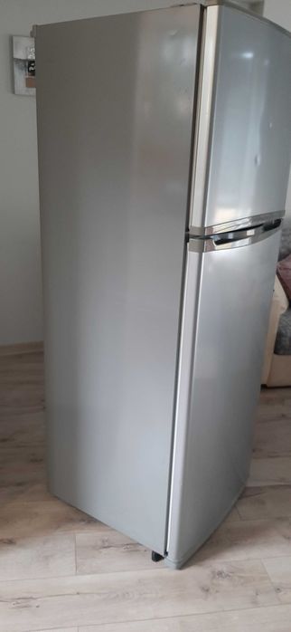 Продавам хладилник LG