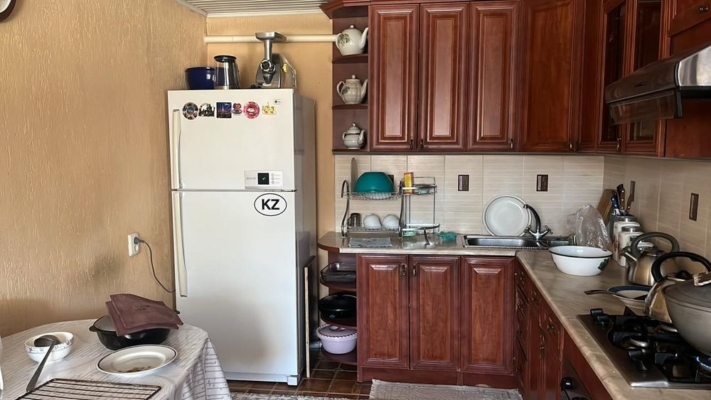 Продаётся холодильник, кухонный гарнитур