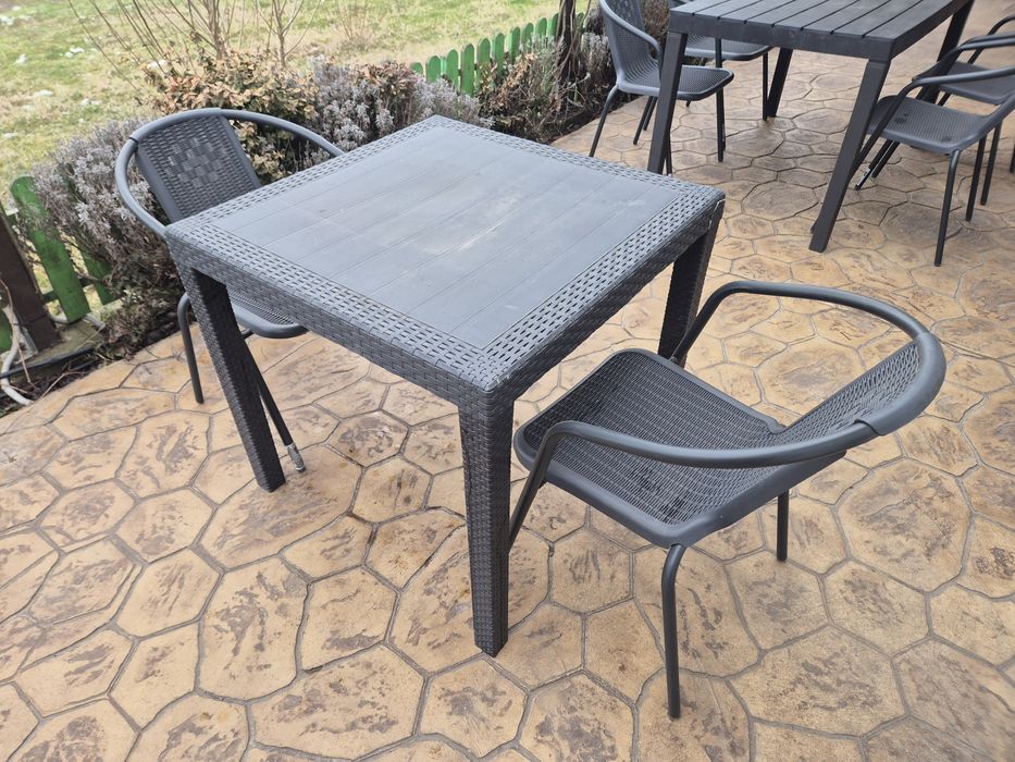 Продавам маси със столове