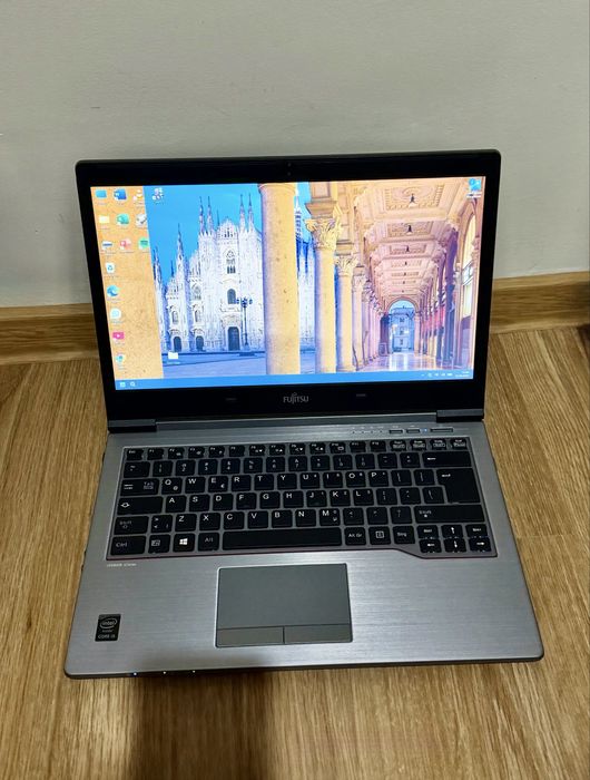 Fujitsu LifeBook U745 (i5-5300U, 8 GB RAM, 256 GB SSD; 14 inch HD+)