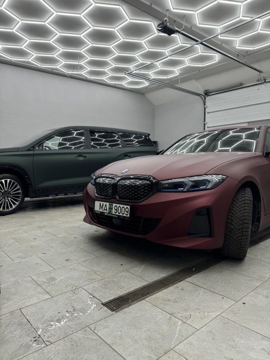 Avtomobil rangini o'zgartirish uchun rangli plyo'nka