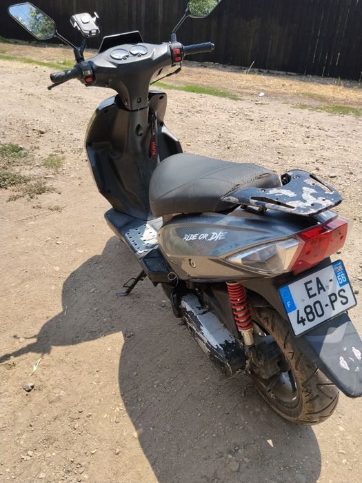 Vând scuter de 49cc ,se vinde cu tot cu accesorii ,dețin acte la el pt mai multe detalii in privat