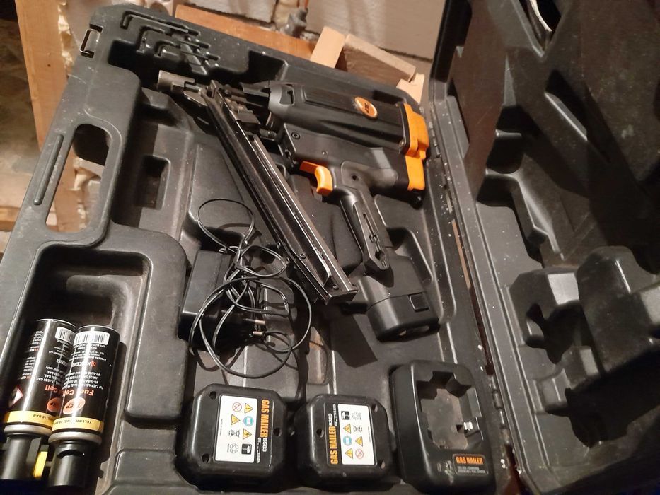 Vand pistol de batut cuie