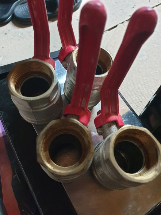 Robineti bila 1 1/4 toli.. Pret 60 lei / bucata