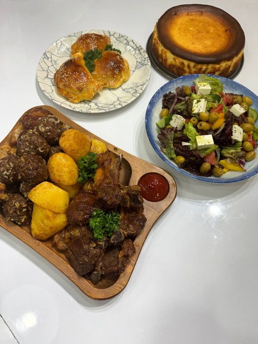 Somsa, xonim, manti xamirlari sotiladi.