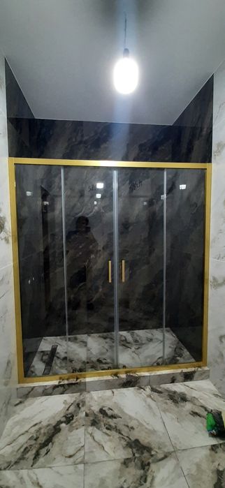 Душевая кабина, перегородка и раздвижные стеклянные двери.