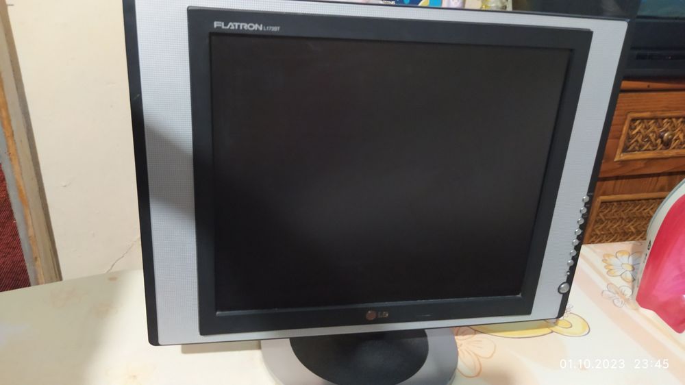 Продам манитор компьютерный