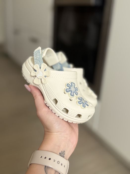 Crocs Classic Denim Flower Adjustable Backstrap Clog Toddler, цвят Summit White