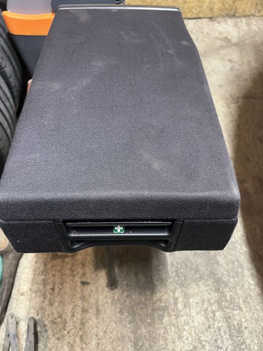 Оригинален и запазен , заден подлакътник става за ауди А4 B6 / B7 от 0