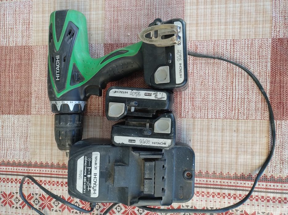 Filetantă Hitachi cu trei baterii și încărcător