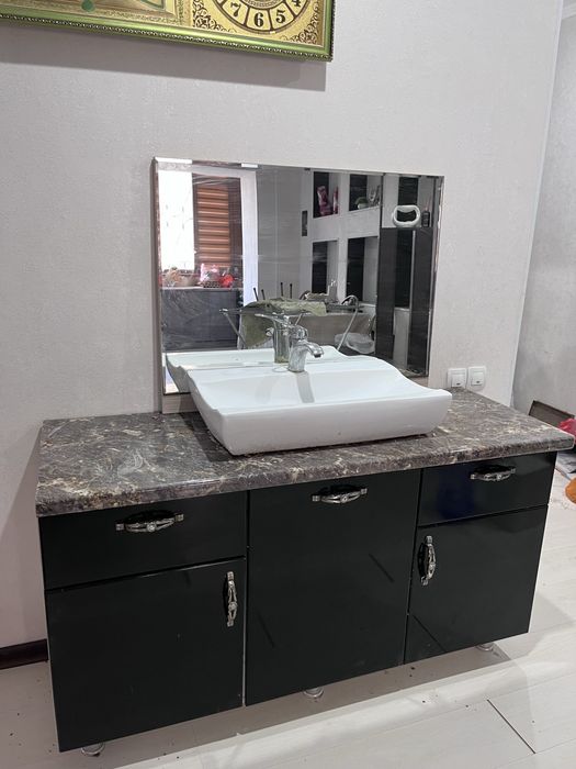 Поодается Тумба с раковиной и зеркало