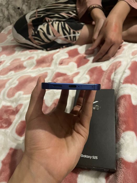 Samsung Galaxy S25 12/128, синий, почти идеал