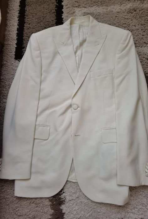 Мъжки костюм италиански на марката ,,Берто Лучи,,много приятна материя