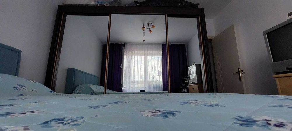 Dulap cu 3 usi glisante, cu oglinzi, pentru dormitor, fiecare separeu avand 2 polite + suport umerase, dimensiuni 2620x2195x645 mm, culoare mahagon